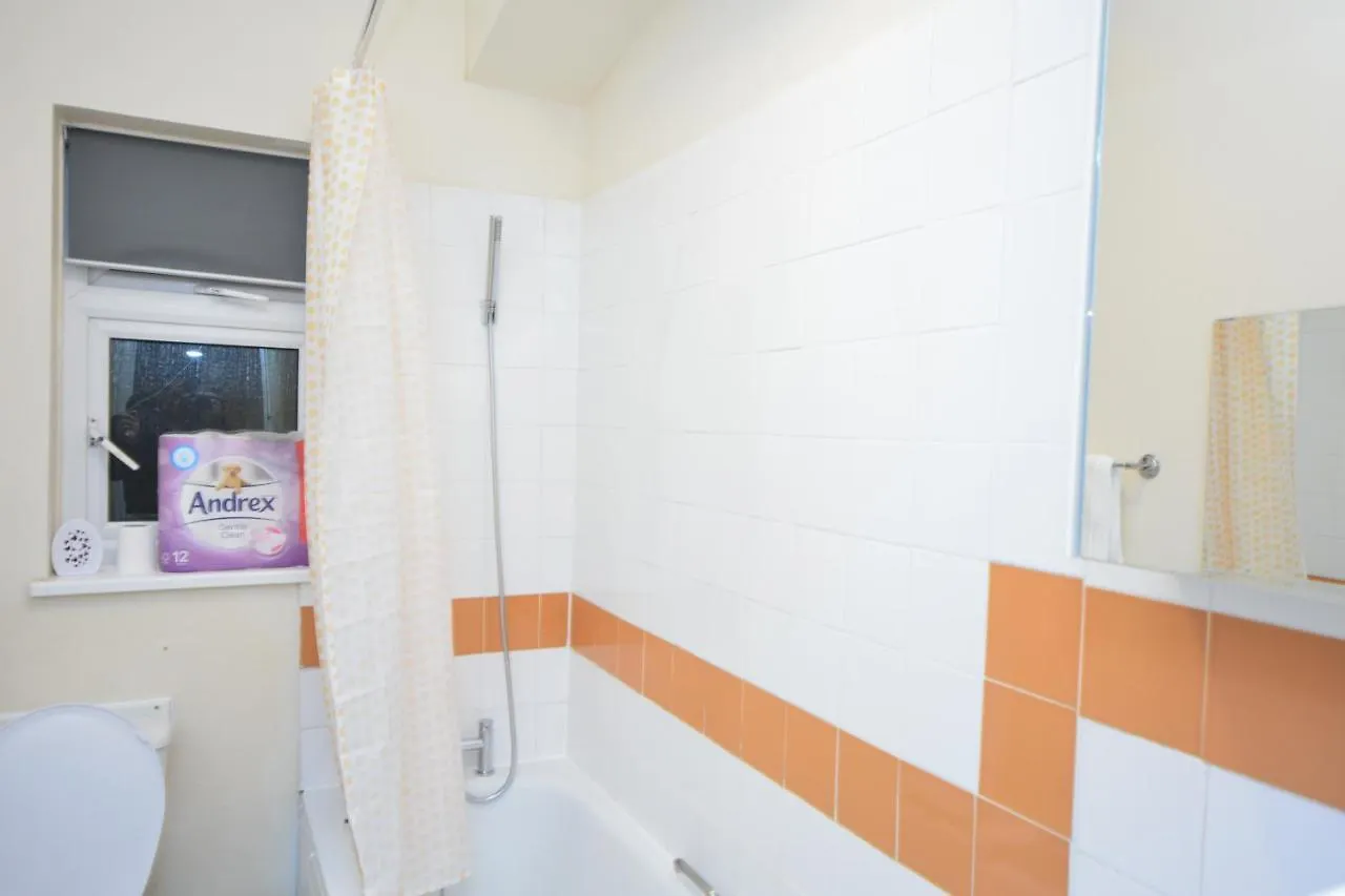 Apartment Beautiful Two Bedroom Apt Near London O2 Arena