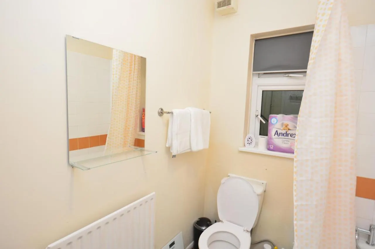 Beautiful Two Bedroom Apt Near London O2 Arena Apartment